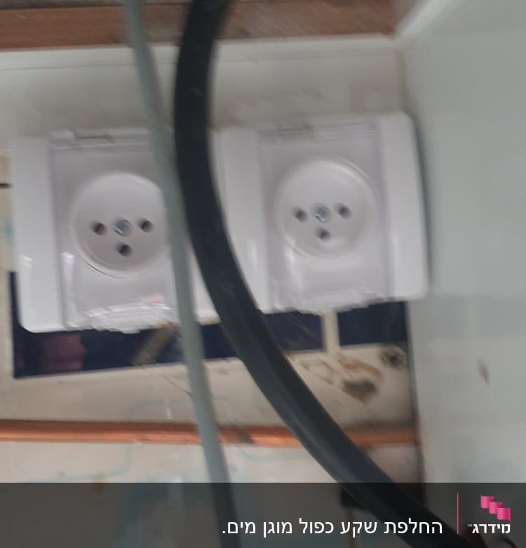 שני שקעים חשמליים עם כבלים חשמליים מחוברים